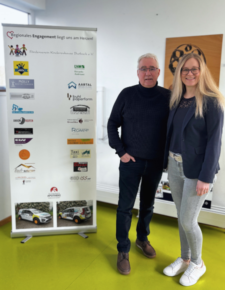 F&ouml;rderverein-Forsitzender Falk Heinrichs und unsere Gesch&auml;ftsf&uuml;hrerin Christina Weidt-Fries bei der Spenden&uuml;bergabe.